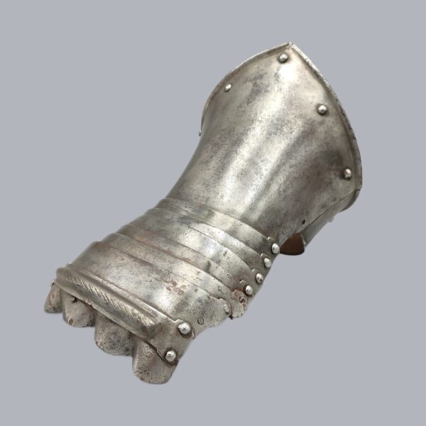 16TH CENTURY SINGLE GAUNTLET