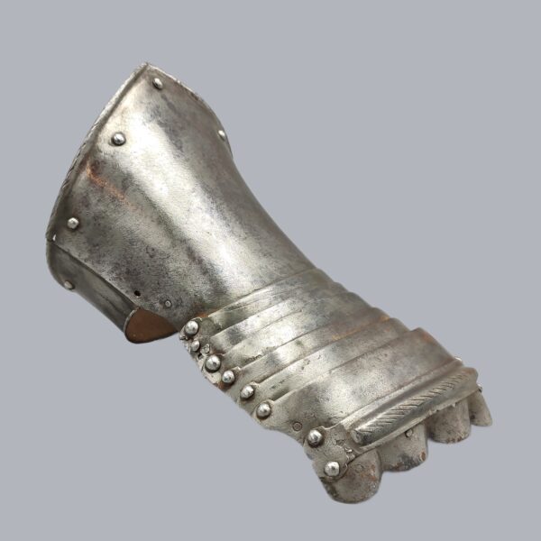 16TH CENTURY SINGLE GAUNTLET