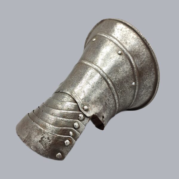 17TH CENTURY SINGLE GAUNTLET