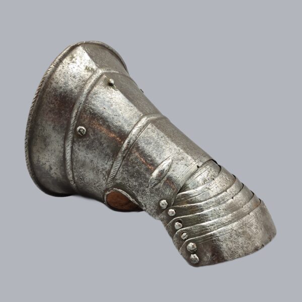 17TH CENTURY SINGLE GAUNTLET