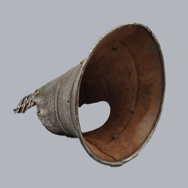 17TH CENTURY SINGLE GAUNTLET