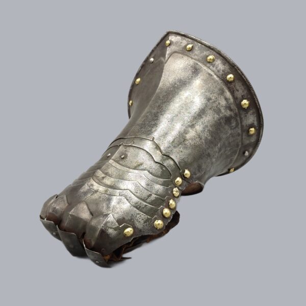 16TH OR 17TH CENTURY SINGLE GAUNTLET