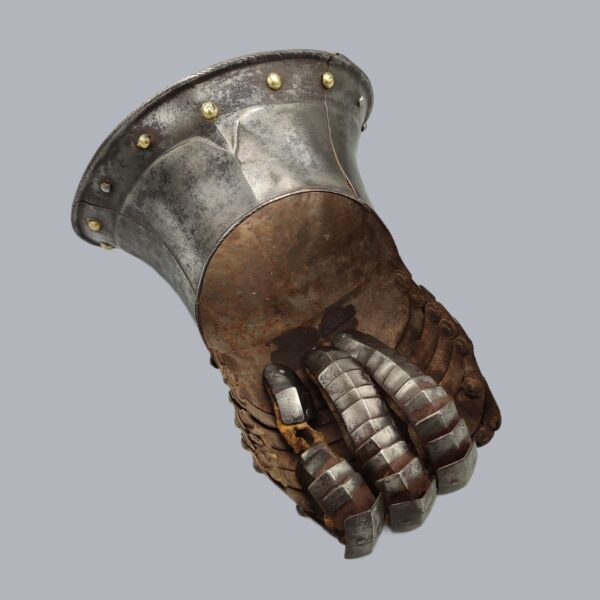 16TH OR 17TH CENTURY SINGLE GAUNTLET