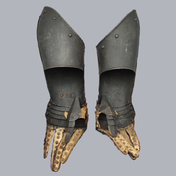 17TH CENTURY ELBOW GAUNTLETS